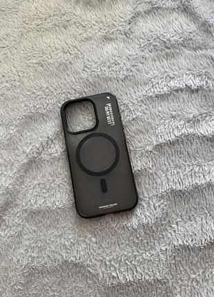 Чохол на iphone 15 pro.
