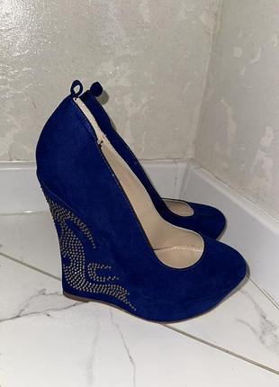 Сині туфлі-човники на підборах бренду justfab.