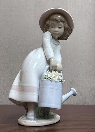 Фарфоровая статуэтка lladro «весенние развлечения».