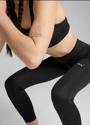 Черные леггинсы puma выполнены из технологичной ткани для бега с белым логотипом