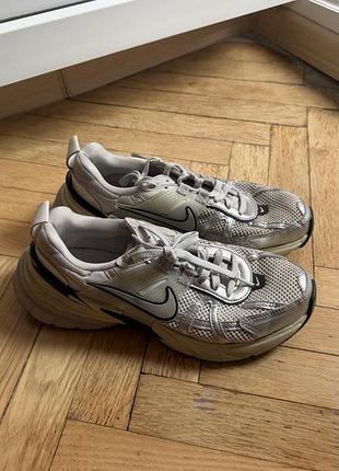 Nike v2k run сріблясті серебряные