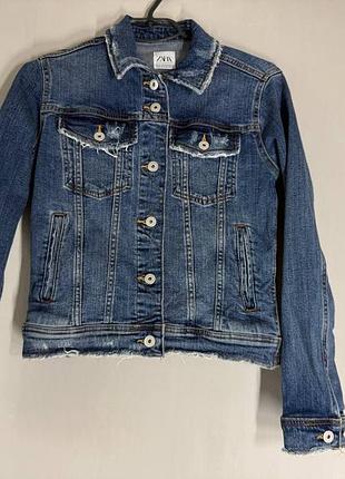Джинсова куртка zara з декоративними потертостями, розмір xs
