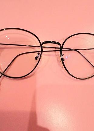 Компьютерные очки, с защитой от ультрафиолета chanel ( коллекция blue light glasses, оправа -черный металл),дужки украшены жемчужинами.