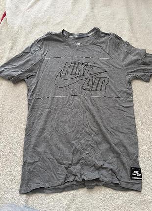 Сіра футболка nike air