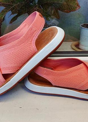 Яскраві, легкі, дуже комфортні босоніжки "clarks ®". 39 р.