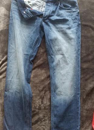 Продам абсолютно нові оріг.джінси тоmmy jeans розмір w31/30в идеалі на брендировагих омеднених гудзиках/болтах/замарковани черв.фарбою класс синий кол