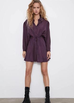 Коротка сукня-сорочка zara бузкового кольору має струмливий силует та регульовану куліску на талі
