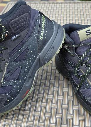 Детские треккинговые ботинки salomon outway mid climasalomonTM waterproof в практичном черно-зеленом (хаки) расцветке.