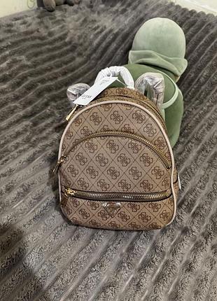 Стильний жіночий рюкзак guess. компактний, місткий, зручний для щоденного використання, у фірмовому дизайні та пакуванні.