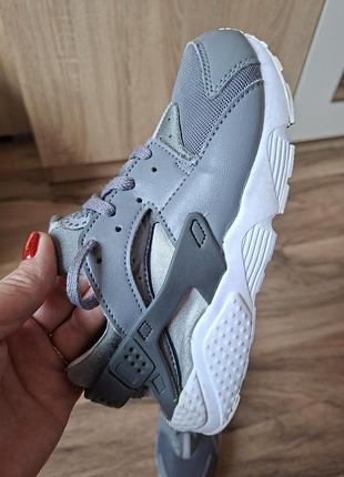 Детские серые оригинальные кроссовки nike huarache run размер 32