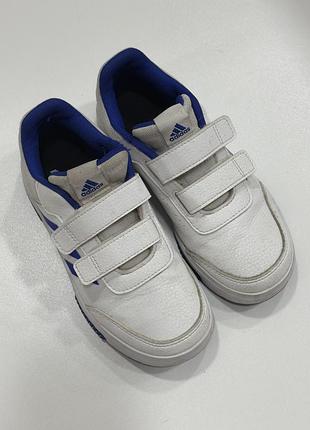Кросівки adidas в розмірі 33 в ідеальному стані.