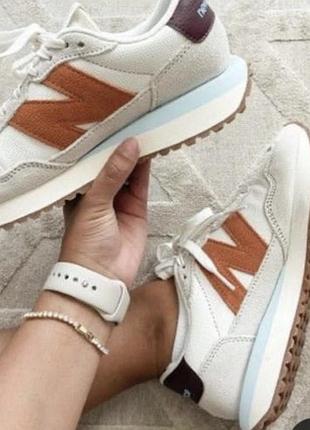 Кросівки бренду new balance (характерний силует, схожий на серію 237 або подібні ретро-моделі).
