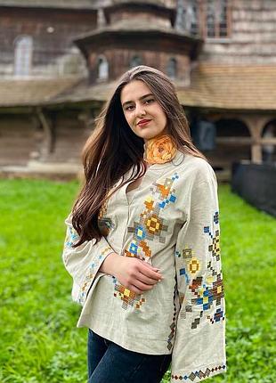 Українська бежева вишиванка вишита сорочка з кольоровими візерунками