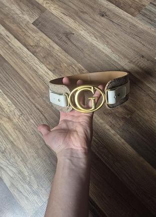 Женский ремень от бренда guess