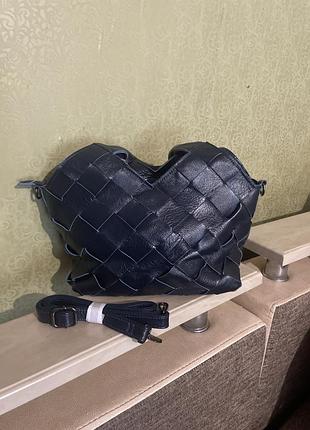 Шкіряна сумка синього кольору під ботега