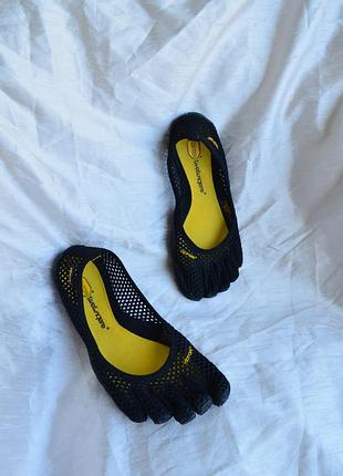 Балетки vibram fivefingers vi-b  barefoot чорного кольору в сітку 38 розміру на устілку 23.5 см анотомічне взуття для йоги