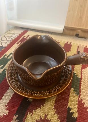 Вінтажний соусник wedgwood pennine з блюдцем, виготовлений у великобританії з коричневої кераміки.серія була розроблена еріком оуеном