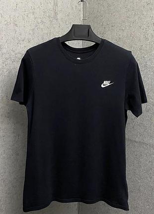 Чорна футболка від бренду nike