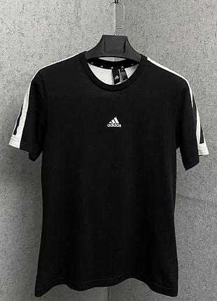 Чорна футболка від бренду adidas