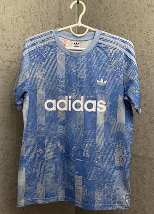 Блакитна футболка від бренду adidas