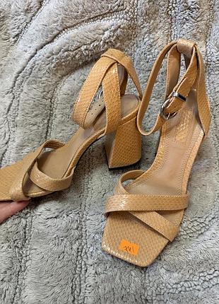 Босоніжки жіночі topshop 38 р.( уст 24 см,каблук 8.5 см