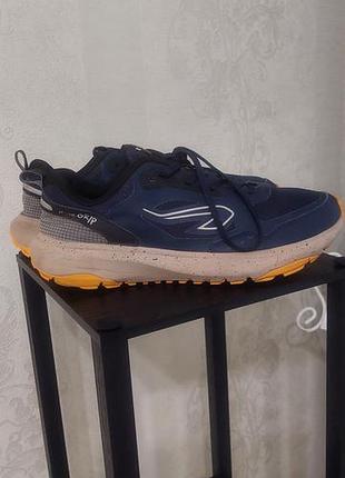 Мужские кроссовки decathlon kiprun jf 190 grip в темно-синем цвете с оранжевой подошвой.