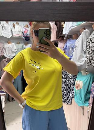 Насичена жовта футболка з мінімалістичним принтом💛💛💛