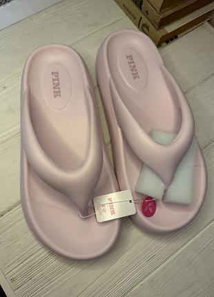 Рожеві шльопанці. мʼякеньки і дуже зручні. pink, купувала на офіційному сайті. стелька 25 см. але вони ідуть на розмір більше..