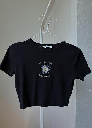 Чорний топ в рубчик з принтом від pull&bear