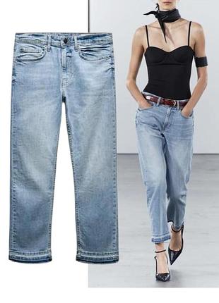 Джинсы zara с качественным рваным низом в светлом оттенке денима р.m