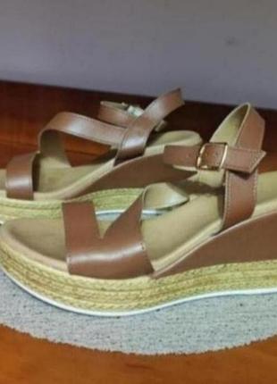 Босоножки кожаные на танкетке из итальялии раз. 39.5-40(укр.)