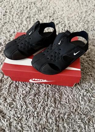 Сандалі nike і кросівки puma