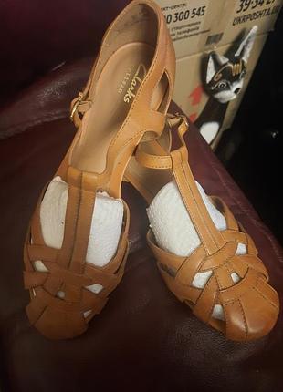 Босоніжки шкіряні clarks