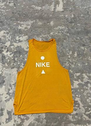 Жіноча спортивна майка nike