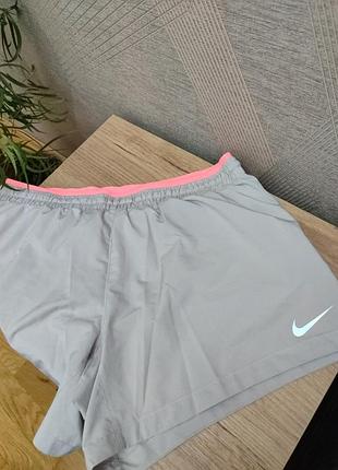 Красивые оригинальные спортивные шорты nike