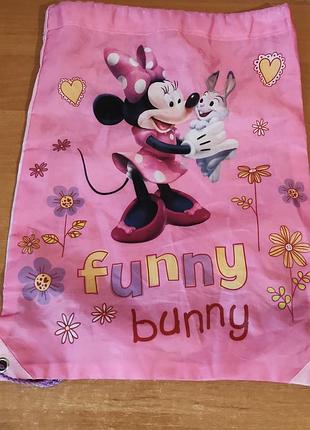 Детский рюкзак-мешок выполнен в розовом цвете с принтом персонажей disney.  на рюкзаке изображена минни маус с кроликом.