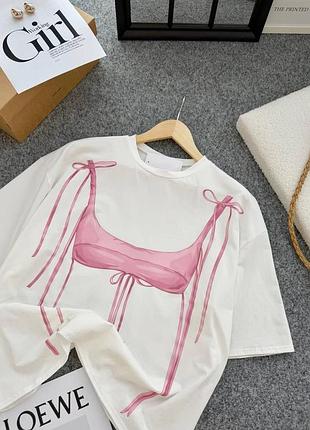 Це той самий варіант, коли “просто футболка” виглядає як fashion statement