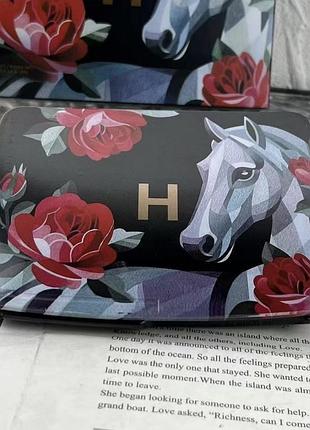 Це професійна багатофункціональна палітра для макіяжу обличчя, розроблена за унікальною фотолюмінесцентною технологією