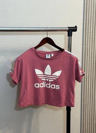 Футболка adidas •розмір s
