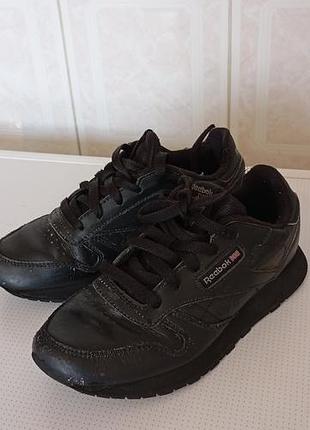Оригинальные reebok с маленькими царапултками на носке но совсем не заметные