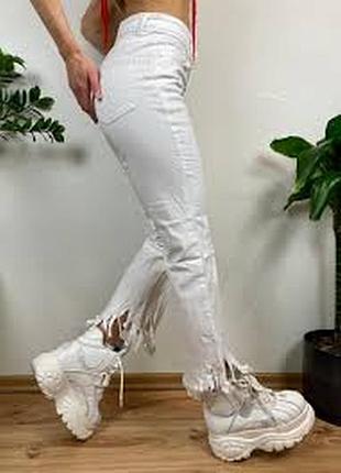 Белые джинсы zara с рваными деталями и бахромой по нижнему краю высокая посадка