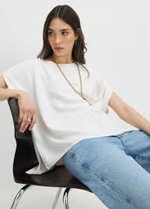 Белая блузка / футболказ короткими рукавами от river island свободного силуэта.