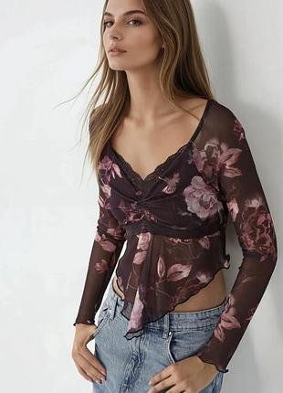 Блуза жіноча bershka в квітковий принт