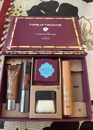 Набір косметики benefit do the hoola, який містить культовий матовий бронзатор hoola.