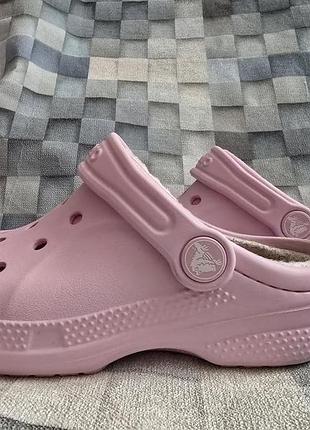 Розовые сабо crocs ralen lined clog с теплой подкладкой и поворотным ремешком на пятке.