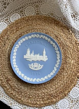 Колекційна тарілка від бренду wedgwood