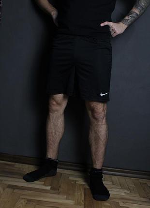 Спортивные шорты nike