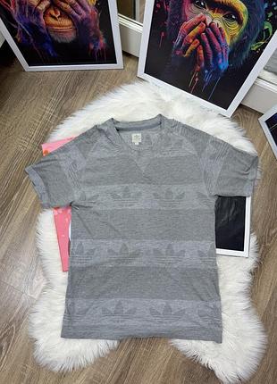Чоловіча сіра футболка adidas originals з логотипами трилисника