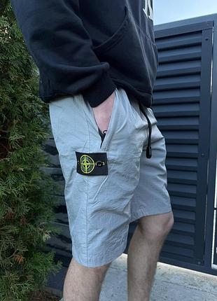 Чоловічі шорти stone island світло-сірі з патчем compass/шорти преміум якість стонік /стон айленд шорти сірі
