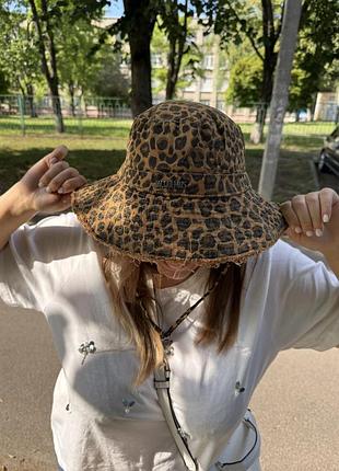 Панама з принтом jacquemus le bob artichaut леопардова